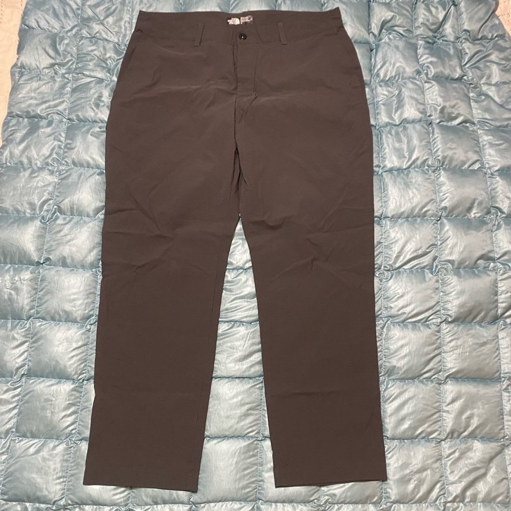 EUC Mens The North Face Pants Sz 38. Retail $80. Lightweight material Loose Fit